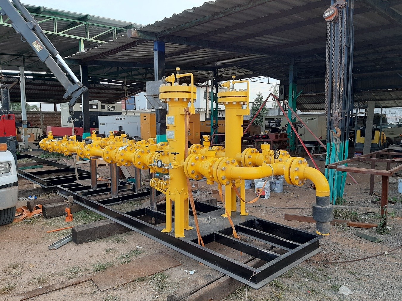Instalación industrial de gas natural con tuberías y reguladores