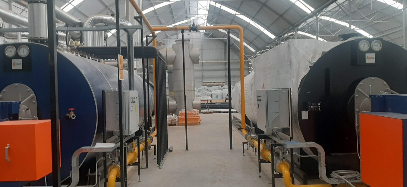 Sala de calderas industriales con instalación de gas conforme a NOM